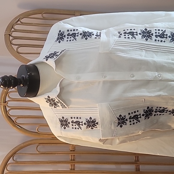 Shuudi brand Mexican linen men's vacation shirt white with navy blue embroidery - Picture 3 of 17